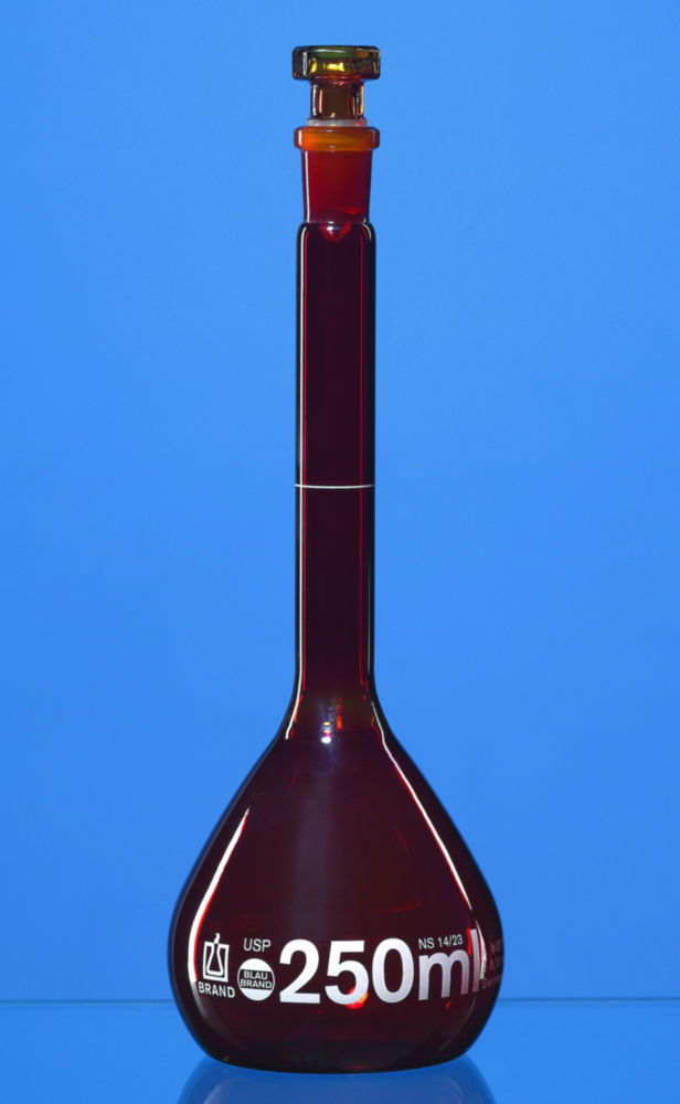 Messkolben, Boro 3.3, Klasse A, braun, weiße Graduierung, mit Glasstopfen, inkl. USP-Chargenzertifikat