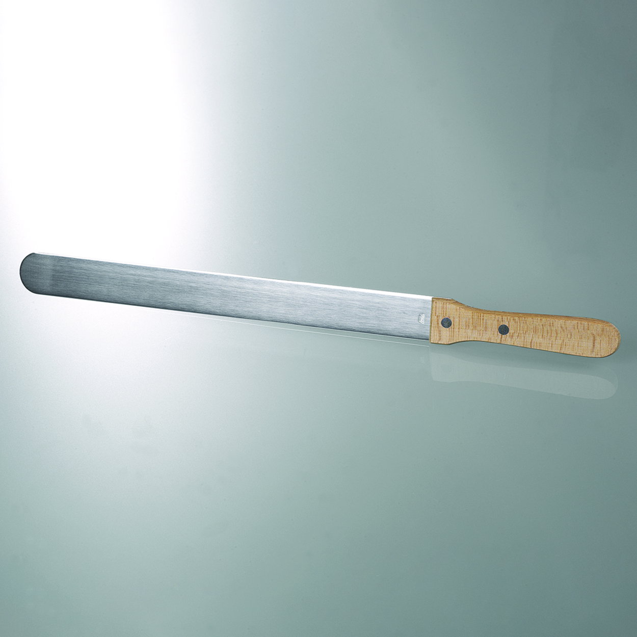 Spatula with wooden handle